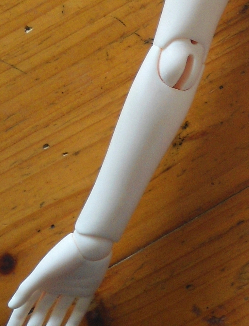 工作室中正在处理关节细节的双手